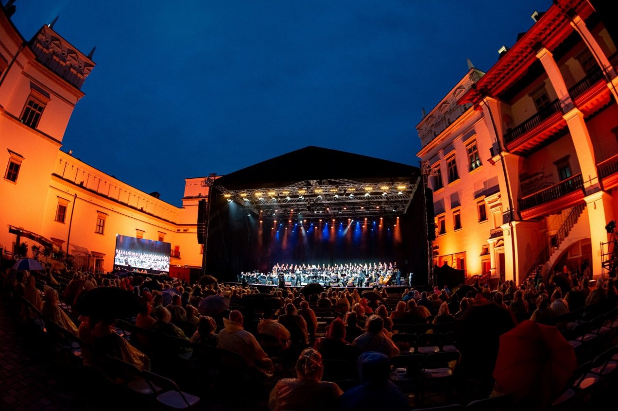 Atkakliausių operos gerbėjų liūtis iš Valdovų rūmų kiemo neišbaidė 