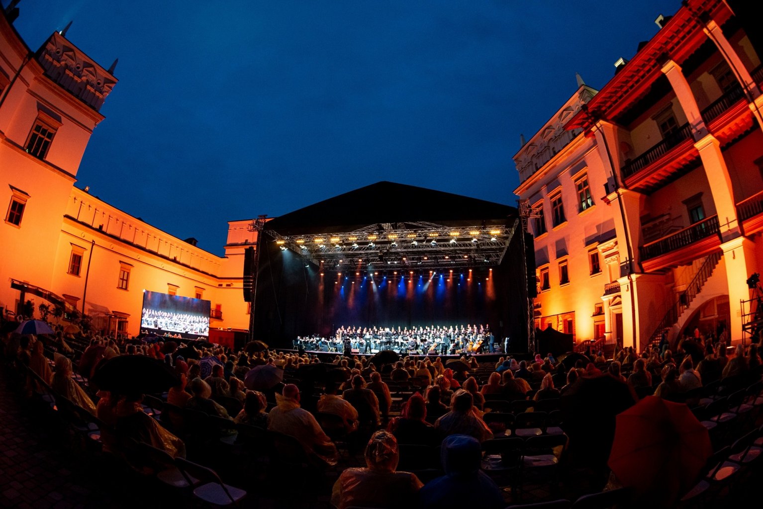 Atkakliausių operos gerbėjų liūtis iš Valdovų rūmų kiemo neišbaidė 