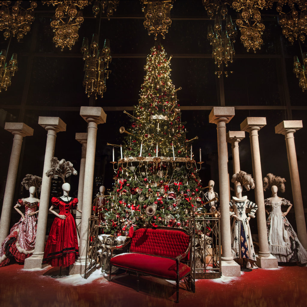 Manto Petruškevičiaus puošta LNOBT eglutė primins artėjantį operos jubiliejų