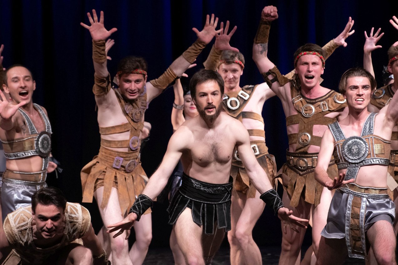 Charkivo teatro gastrolės Lietuvoje pratęstos: dalį už bilietus surinktų lėšų skiria Ukrainos kovotojams