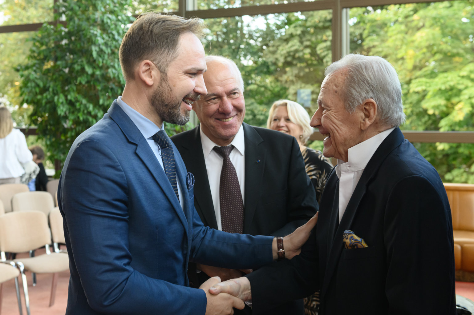 Baritonui Eduardui Kaniavai suteiktas LNOBT emerito garbės vardas