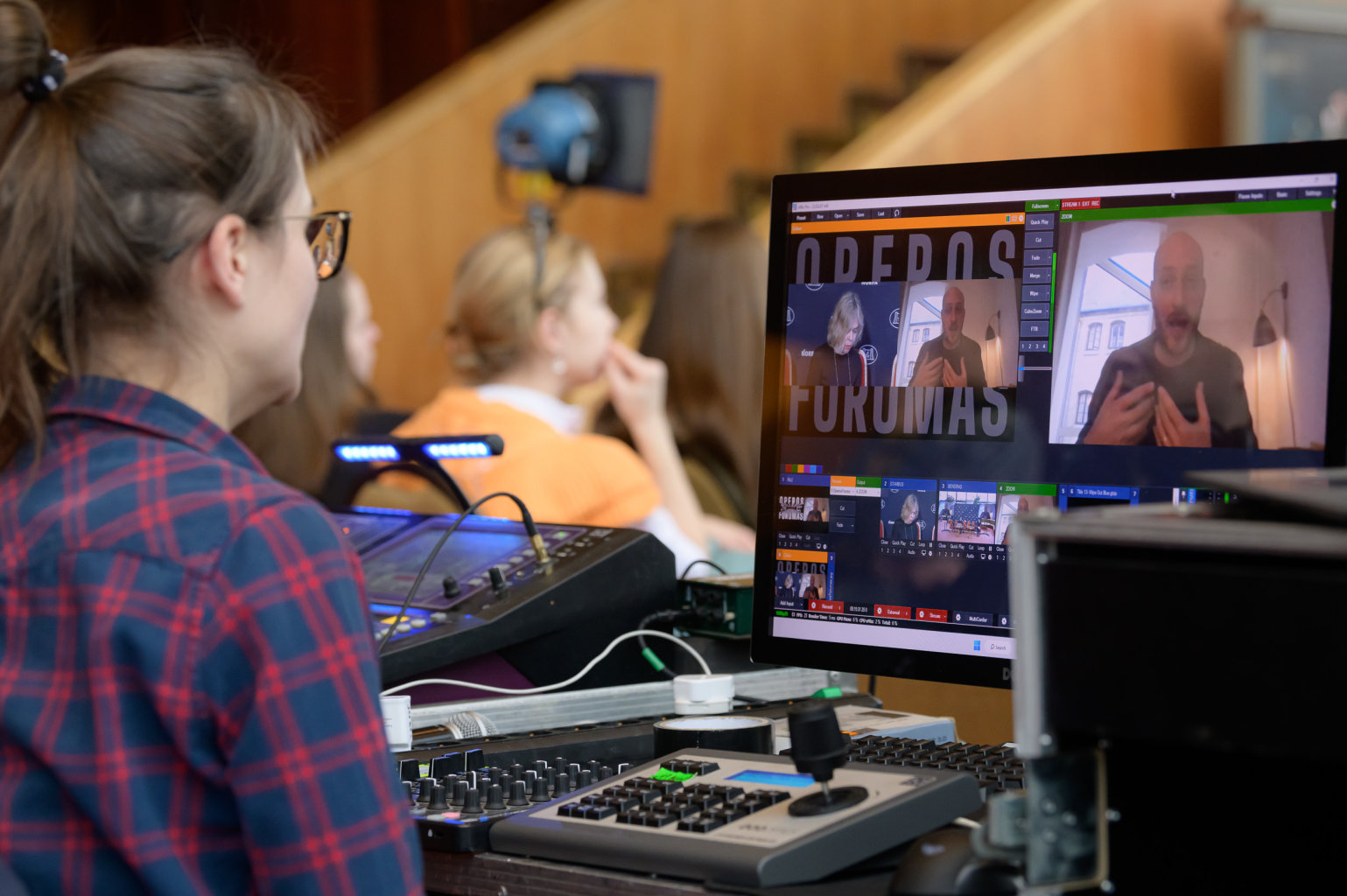 Operos profesionalai diskutavo, kaip talentingam jaunimui prišaukti laimės paukštę