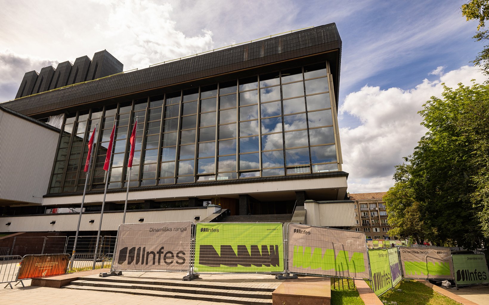 Į namus grįžtantis LNOBT neužsidarys tarp keturių sienų: džiugins klasikos ir drąsių eksperimentų...