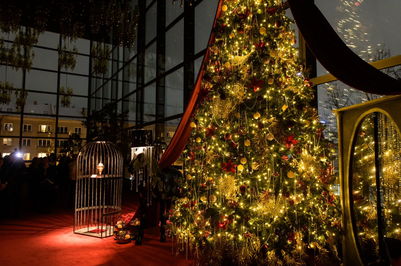 LNOBT skelbia Kalėdų pradžią: teatrą galima pamatyti ekranuose, išgirsti per radiją, bet užuosti...