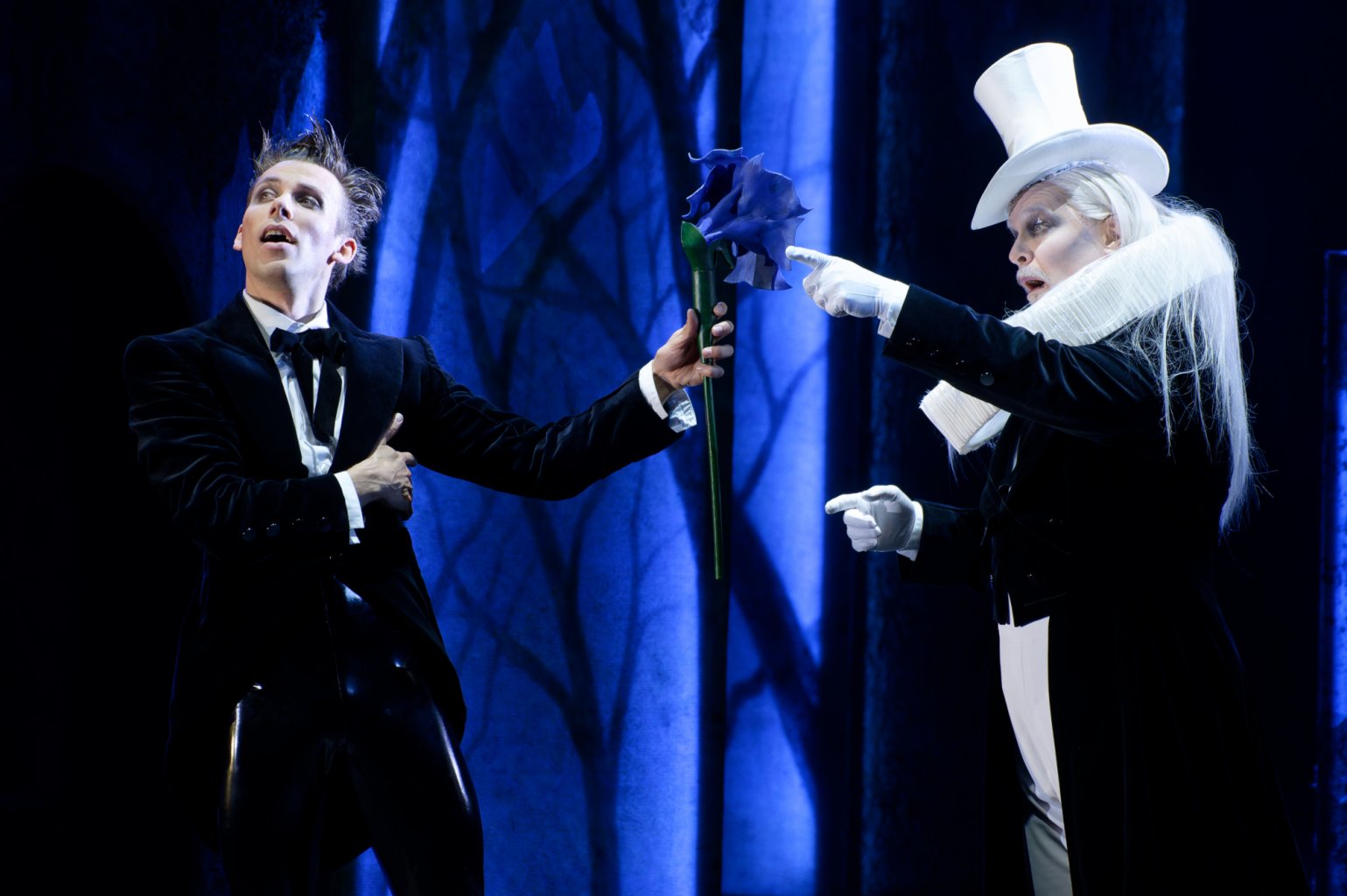 Opera Fans Gathered for the Mysteries of "A Midsummer Night's Dream"